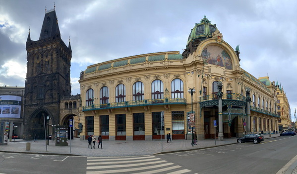 Prašná brána, Obecní dům a vylidněná Praha