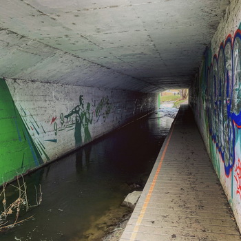 Ne, toto není ponorková základna Rokytka nějakých padouchů, jedná se o tunel pod cyklostezkami.