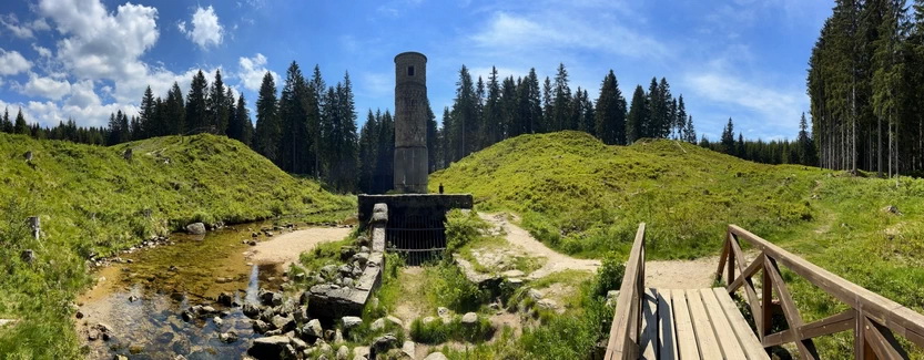 Řeka Bílá Desná a šoupátková věž z pohledu, kde ještě v roce 1916 byla zadržována voda