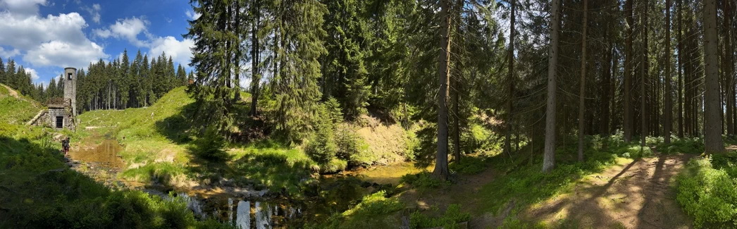 Pohled zepředu na prolomenou hráz přehrady