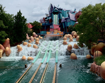 Závěrečný sešup atrakce Dudley Do-Right's Ripsaw Falls 