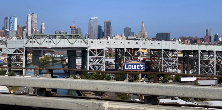 Výhled ze silnice I-278, která křižuje Brooklyn. Okolí doků nám připomnělo Futuramu. Nový New York vystavěný na tom starém...