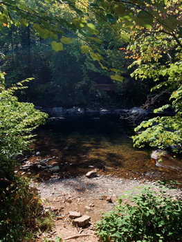 Řeka Oconaluftee protékající indiánským městem Cherokee