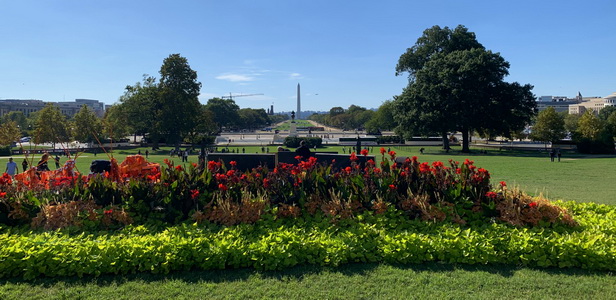 Krásný výhled od Kapitolu na monument prezidenta Washingtona včetně optického klamu nalétavajícího letadla