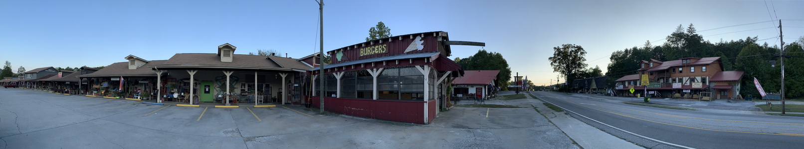 Zavřené krámky na okraji městečka Dillard na hranici Georgie a Severní Karolíny