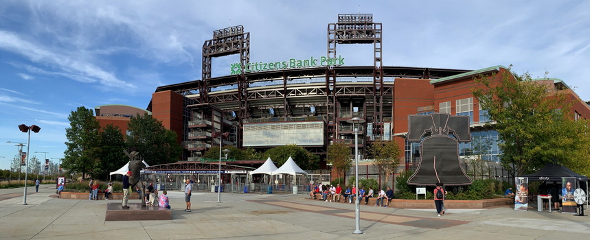 Mike Schmidt jako zástupce Phillies v baseballové Síně slávy střeží jeden ze vstupů na stadion