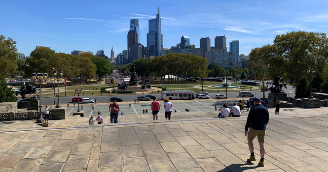 Pohled spoceného rockyho na City of Philadelphia a běhající turisty