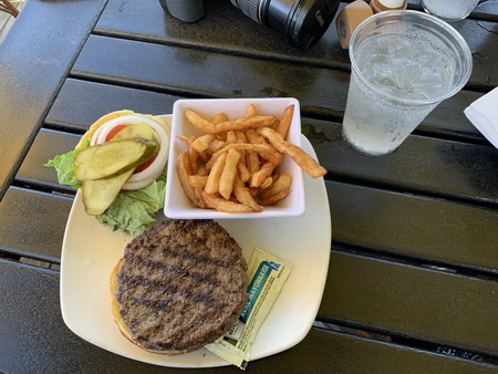 Za zdokumentování ještě stál náš první burger na území Spojených států