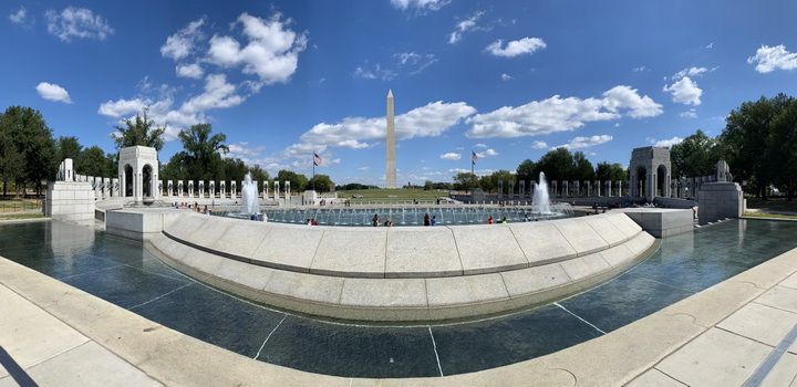 Památník připomínající 2. světovou válku s krásným výhledem na památníky prezidentů Washingtona a Lincolna (za zády)