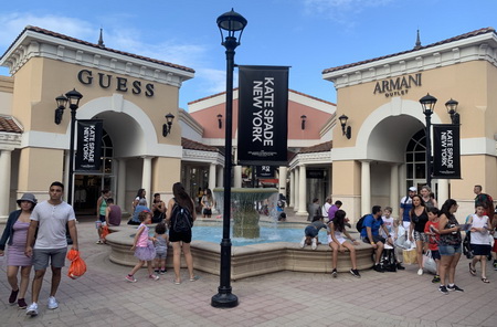 Ráj turistů i místních, tak by se dala nazvat oáza jménem Premium Outlets